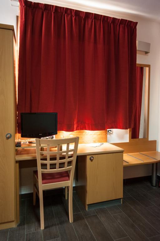 Orange Motel Верджате Екстер'єр фото