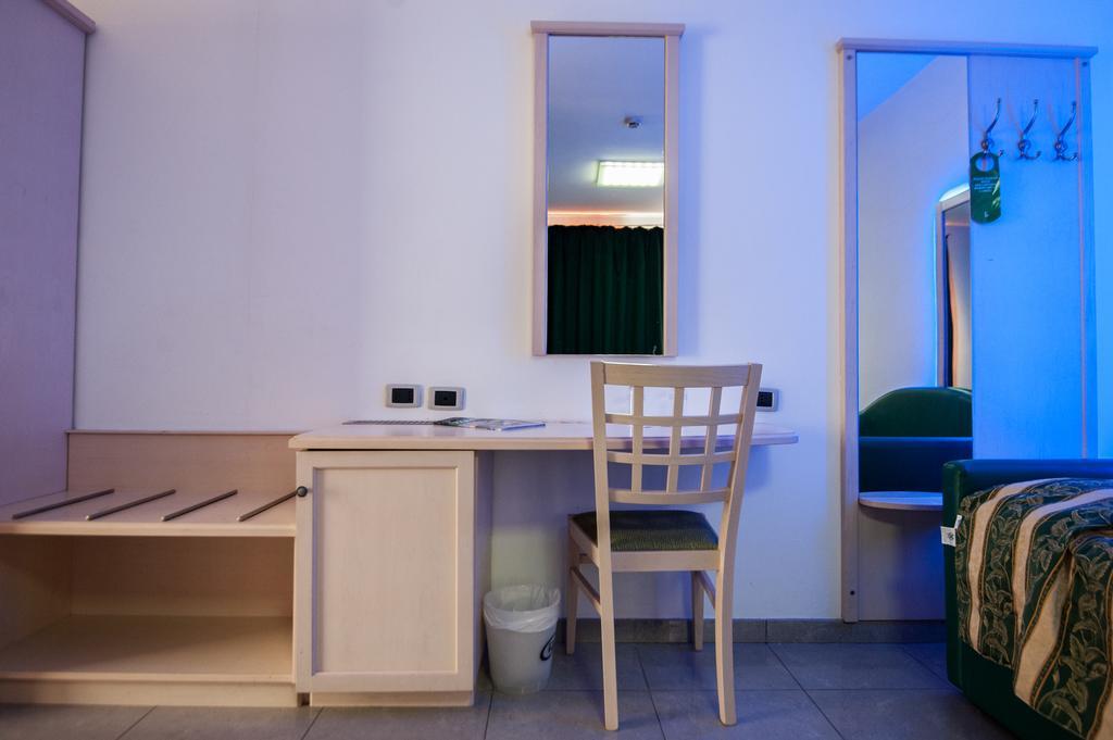 Orange Motel Верджате Екстер'єр фото