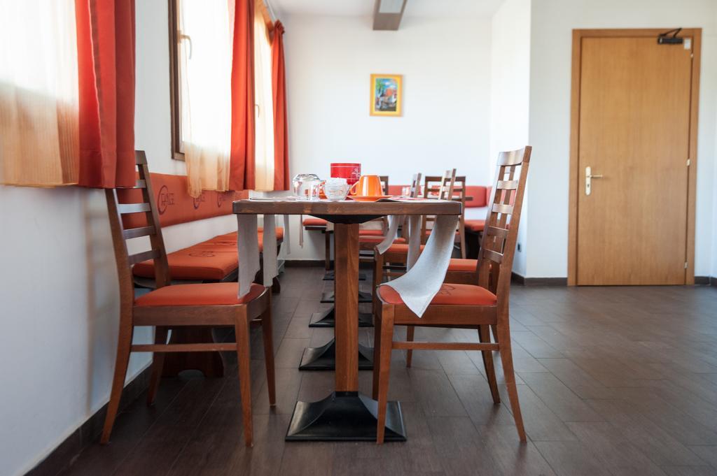 Orange Motel Верджате Екстер'єр фото
