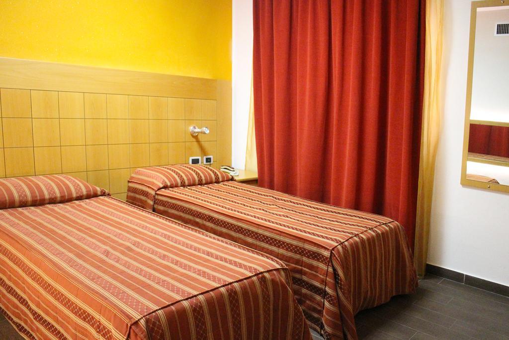 Orange Motel Верджате Екстер'єр фото