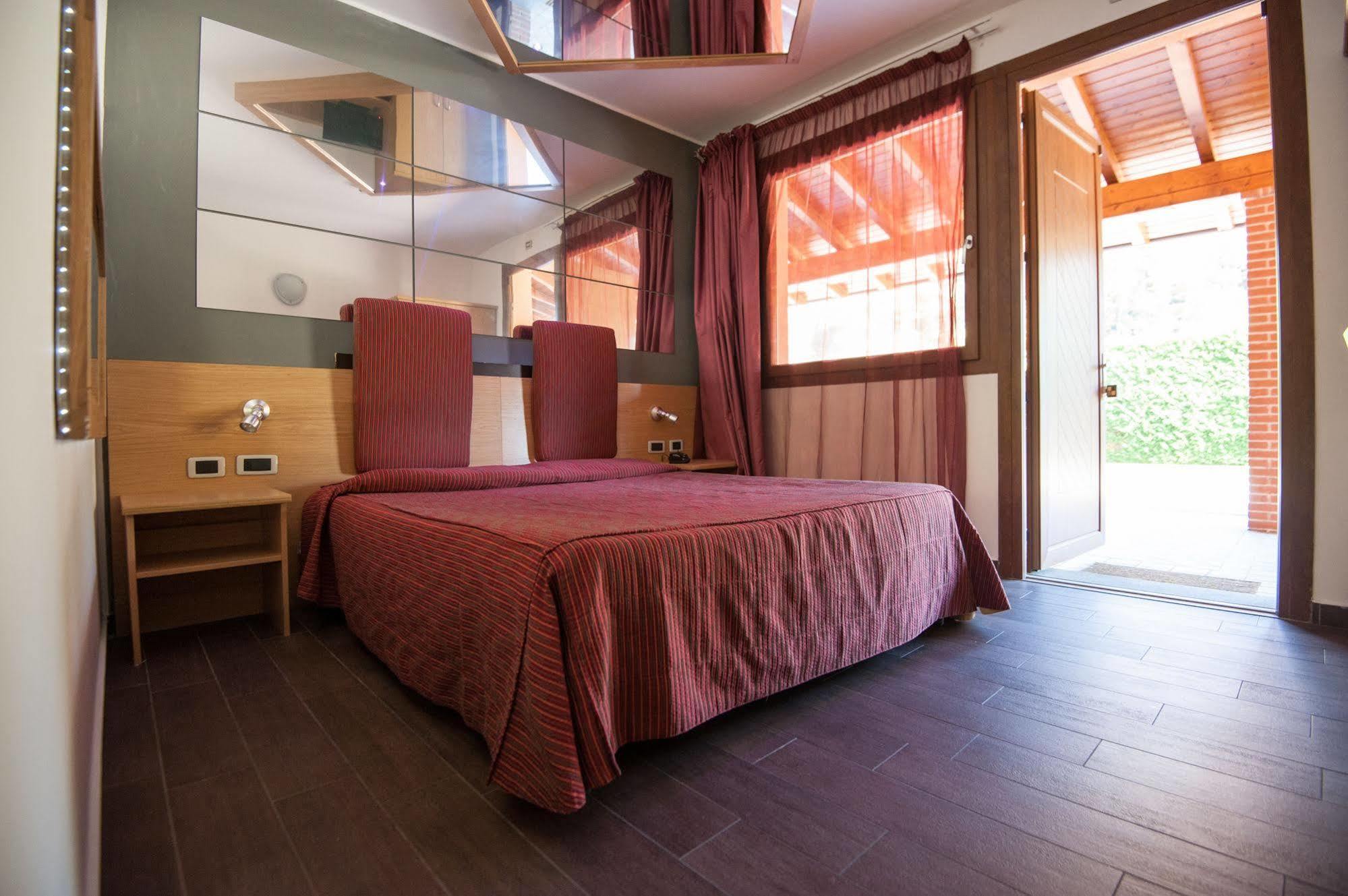Orange Motel Верджате Екстер'єр фото