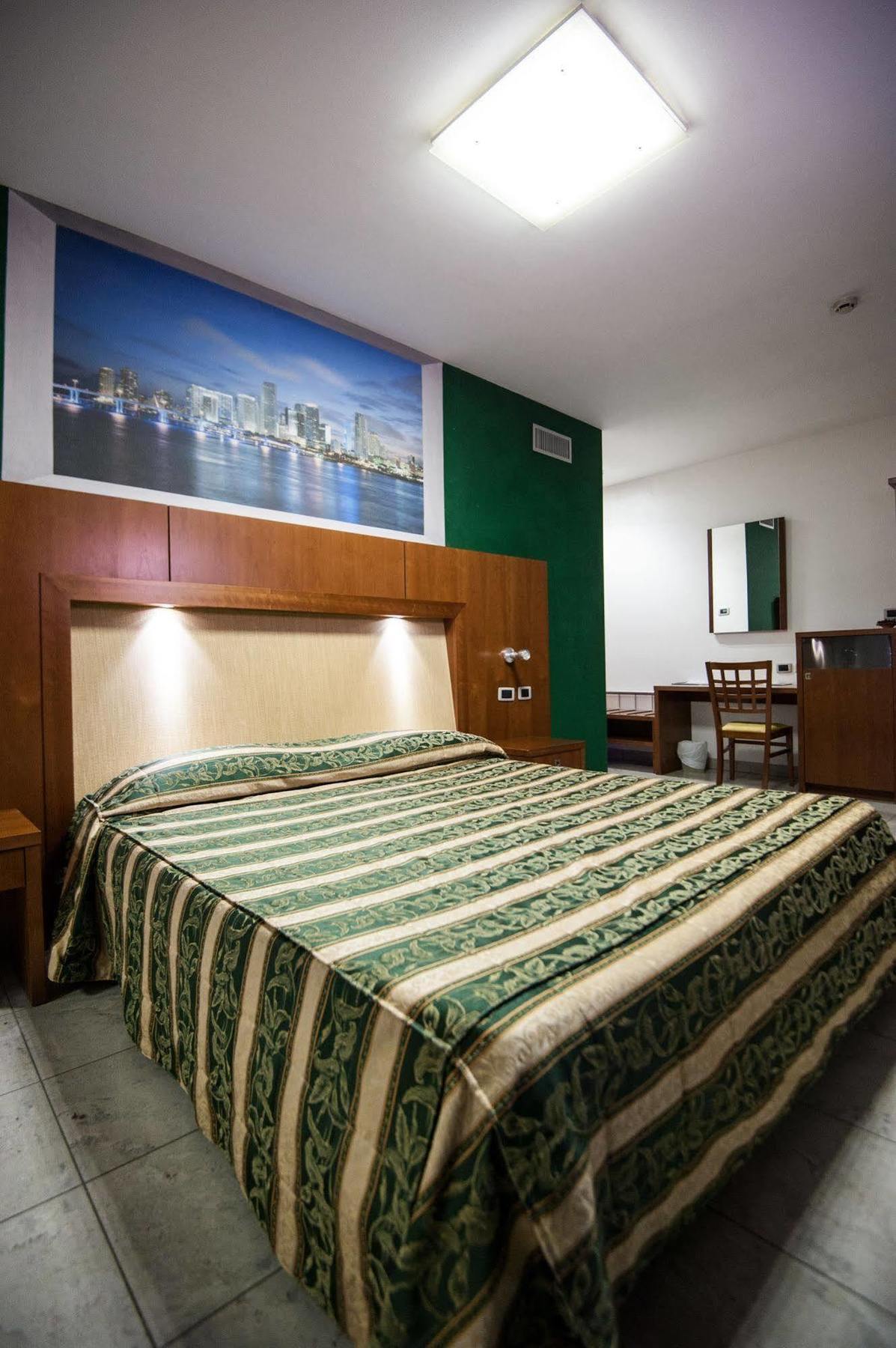 Orange Motel Верджате Екстер'єр фото